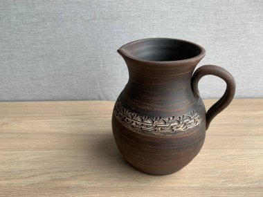 Sıvı için el yapımı kil esrar. Süslü seramik vazo. Şarap için kil ve seramiklerden yapılmış tabaklar.