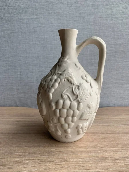 液体用の手作りクレイポット 飾り付きのセラミック花瓶 ワイン用の粘土製 陶器製の料理 — ストック写真