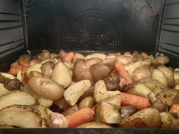 Картошка Овощами Запечёнными Духовке Крупным Планом Духовке Пекут Запеченный Картофель — стоковое фото