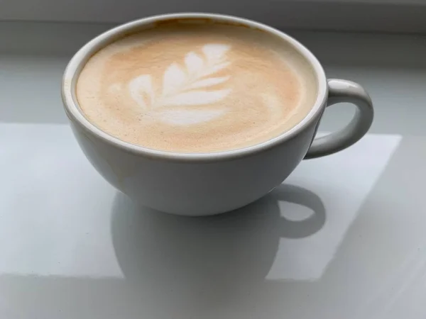 Masadaki Güzel Bardakta Kapuçino Kahvesi Kahve Fincanında Latte Güzel Dekore — Stok fotoğraf
