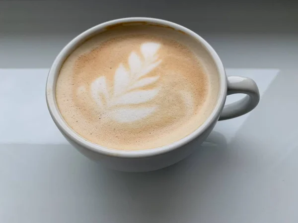 Kawa Cappuccino Pięknym Kieliszku Stole Latte Filiżance Kawy Ładnie Urządzone — Zdjęcie stockowe