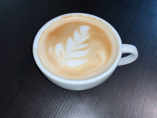卡布奇诺咖啡放在桌上一个漂亮的杯子里 拿铁在咖啡杯里装饰得很好概念 最喜欢的一杯加奶咖啡 — 图库照片