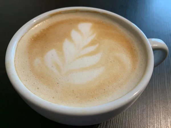 Masadaki Güzel Bardakta Kapuçino Kahvesi Kahve Fincanında Latte Güzel Dekore — Stok fotoğraf