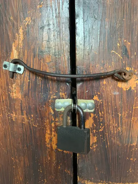 Velho Cadeado Portas Rasgadas Bloco Pendurado Entrada Sala Conceito Bloqueado — Fotografia de Stock