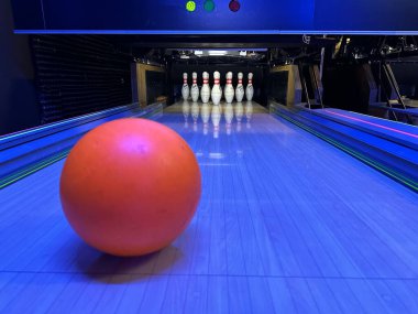 Skittles ve bowling topu, bulanık arka plan. Kırmızı top Skittles 'ın arka planında. Oyun kulübü, bowling takımı..