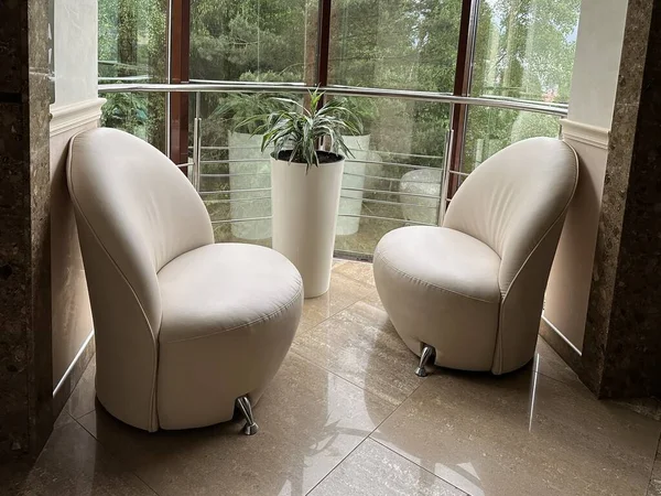 パノラマウィンドウの近くに2つのアームチェア 大きな窓からリラックスできる快適な椅子 インテリア 居心地の良いシーティングエリア — ストック写真