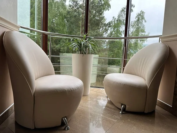 Два Кресла Панорамного Окна Удобные Стулья Отдыха Большого Окна Интерьер — стоковое фото