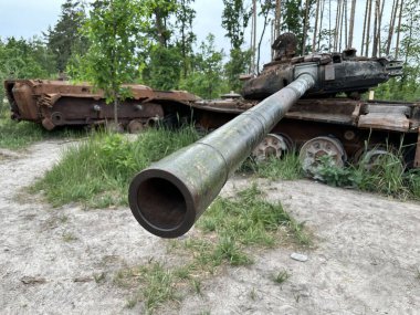 Zırhlı araç bir kabuktan yanmış. Patlamış tank, paslı zırh, ekipman kalıntıları. Rus tankı savaşta vuruldu..