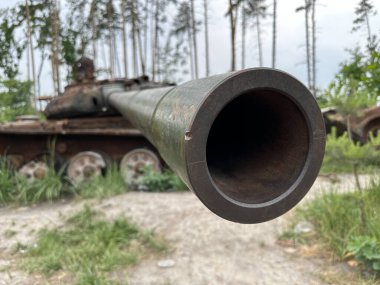 Zırhlı araç bir kabuktan yanmış. Patlamış tank, paslı zırh, ekipman kalıntıları. Rus tankı savaşta vuruldu..