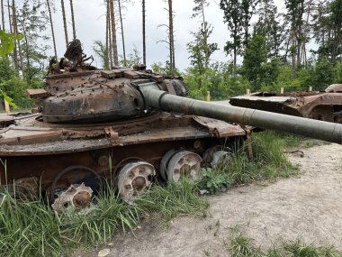 Zırhlı araç bir kabuktan yanmış. Patlamış tank, paslı zırh, ekipman kalıntıları. Rus tankı savaşta vuruldu..