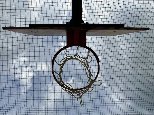 Canestro Basket Contro Cielo Nuvoloso Tavola Basket Vista Dal Basso — Foto Stock