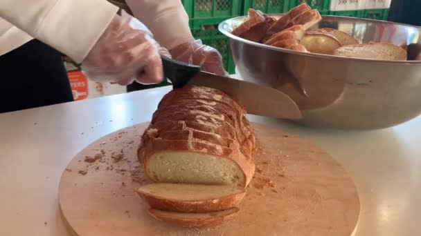 Proces Krojenia Świeżego Bochenka Chleba Kobieta Kroi Chleb Dużym Nożem — Wideo stockowe