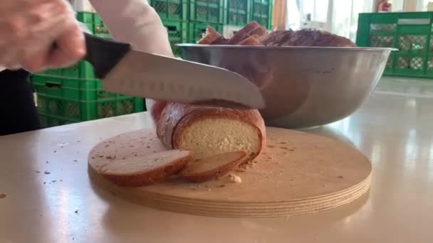 Process Cutting Fresh Loaf Bread Woman Cuts Bread Large Knife — Stock Video