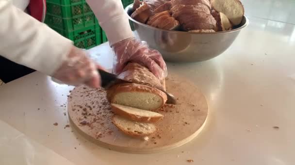 Процес Розрізання Свіжого Хліба Жінка Ріже Хліб Великим Ножем Поняття — стокове відео