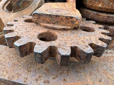 Büyük demir teçhizat, çark. Ototeknik mekanizmasının paslı teçhizatı. Depodaki motorun ayrıntıları, yakın plan..