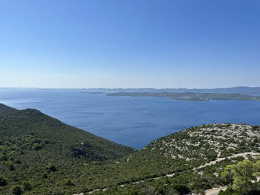 Hırvatistan 'ın Ugljan adasındaki Aziz Michael Kalesi' nden deniz manzarası. Adriyatik Denizi 'ne bakan bir dağdaki eski kale taşları. Eski bir sahil kasabasının antik taşları.