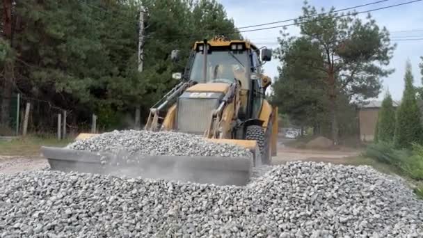 Excavator Scoops Crushed Stone Bucket Tractor Levels Dirt Road Road — Stock Video