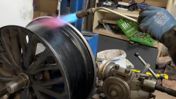 机械师修理弯曲的汽车车轮 一位专家修理了一个汽车轮子 一个专业修理汽车车轮 Ukraine Irpen Auto Service December 2023 — 图库视频影像