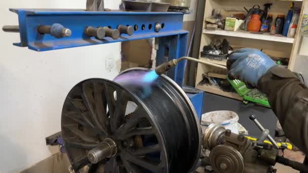 机械师修理弯曲的汽车车轮 一位专家修理了一个汽车轮子 一个专业修理汽车车轮 Ukraine Irpen Auto Service December 2023 — 图库视频影像