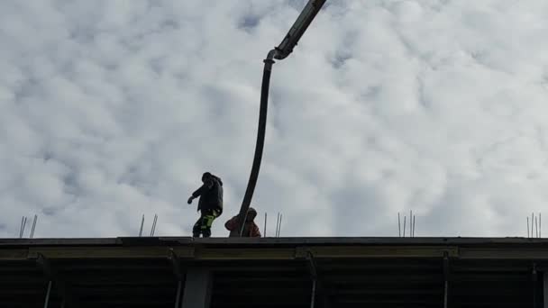 Budowniczowie Pracują Tle Dźwigu Montażowego Pracownicy Placu Budowy Tle Budowy — Wideo stockowe