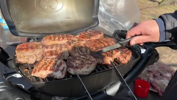Egy Férfi Húst Főz Egy Gázgrillen Steaket Sütnek Grillen Közelről — Stock videók