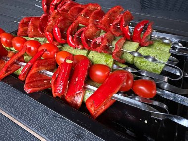 Izgarada ızgara sebze. Kırmızı biber ve yeşil kabak şiş üzerinde. Doğada sebze pişirmek..