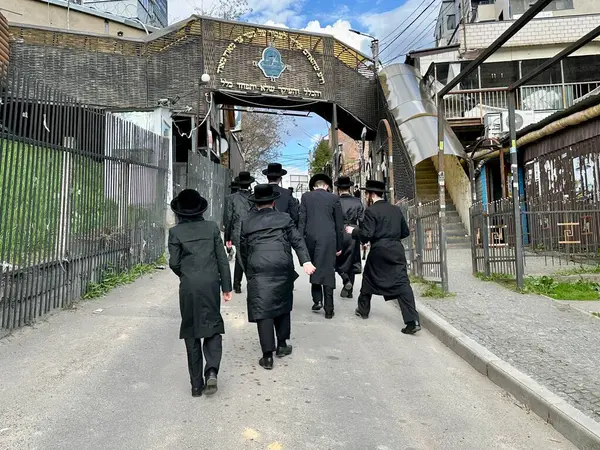 Hasidim Mennä Palvomaan Synagogassa Ortodoksijuutalaiset Mustissa Vaatteissa Hattu Päässä Uman — kuvapankkivalokuva