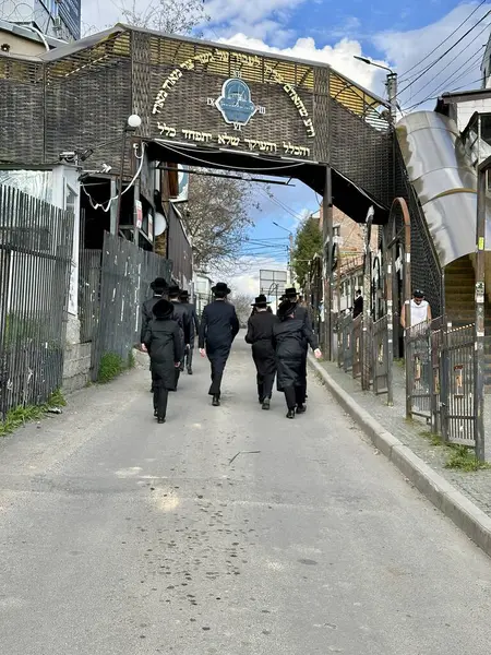 Los Jasidim Van Adorar Sinagoga Judíos Ortodoxos Vestidos Negro Con — Foto de Stock