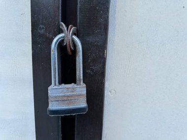 Kapıda eski kilit var. Arka plan dokusu: Kilitli kapalı bir kapı. Binanın kapalı girişi..