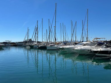 Deniz kenarında yatlar ve tekneler için bir rıhtım. Özel su nakliyesi için bir deniz koyuna park etmek. Hırvatistan 'ın limanı Opatija şehrindeki iskeledeki lüks yatlar, 5 Temmuz 2024
