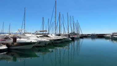 Deniz kenarında yatlar ve tekneler için bir rıhtım. Özel su nakliyesi için bir deniz koyuna park etmek. Hırvatistan 'ın limanı Opatija şehrindeki iskeledeki lüks yatlar, 5 Temmuz 2024