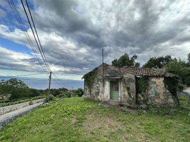 Fırtınalı gökyüzüne karşı eski harabe bina. Harabe evler ve kara bulutlar..