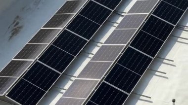 Binanın çatısındaki güneş panelleri. Alternatif güç kaynağı. Eko enerji, güneş enerjisi üretimi.