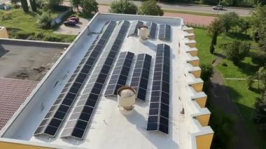 Binanın çatısındaki güneş panelleri. Alternatif güç kaynağı. Eko enerji, güneş enerjisi üretimi.