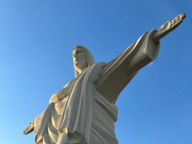 Kurtarıcı İsa 'nın heykeli, Brezilya heykelinin kopyası. İsa 'nın Anıtı, mimari anıt. Tanrı 'nın oğlunun beton heykeli, kollar açık..