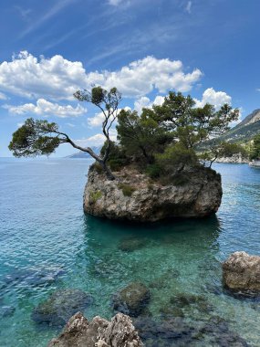 Hırvatistan 'ın Brela kentinde, büyüleyici kıyı şeridi boyunca parıldayan Adriyatik Denizi' ni şereflendiren bir adanın huzur ve keşif cenneti yarattığı el değmemiş güzelliği keşfedin. Brela Taşı.