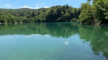 Hırvatistan 'daki Plitvice Gölleri, canlı mavi suları ve gür yeşilliklerin ortasındaki büyüleyici şelaleleriyle ziyaretçileri cezbederek, burayı tüm doğa severler için ideal bir yaz macera merkezi haline getiriyor..