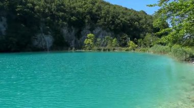 Mavi sulu güzel göl manzarası