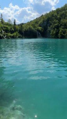 Hırvatistan 'daki Plitvice Gölleri' nin büyüleyici güzelliğini keşfedin, turkuaz sular ve zengin flora ile birlikte. Bu ulusal park, berrak göller ve çarpıcı şelalelerden oluşan sihirli bir manzaraya sahip..