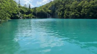 Turkuaz suları ve bereketli doğasıyla Hırvatistan 'daki Plitvice Gölleri' nin çarpıcı güzelliğini deneyimleyin. Bu ulusal park, berrak mavi göller ve canlı yeşilliklerden oluşan nefes kesici bir manzara sergiliyor..