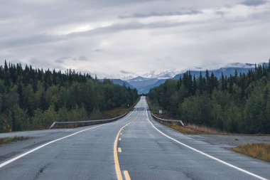 Alaska çöllerinde bomboş otoyol