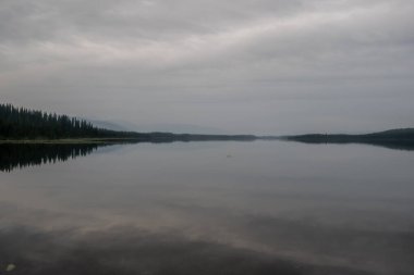 Puslu bir günde dingin bir göl