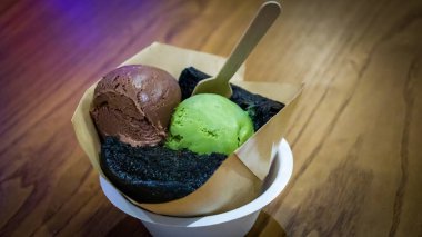 Kömür ekmeği ya da siyah ekmek, beyaz krema ve dondurma 