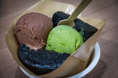 Kömür ekmeği ya da siyah ekmek, beyaz krema ve dondurma 