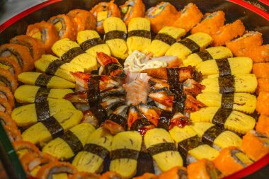Suşi Japon Gıda Suşisi, sirke ve şekerle tatlandırılmış, sıklıkla çiğ balık, kabuklu deniz ürünleri veya diğer deniz ürünleri ile servis edilen bir Japon yemeğidir..