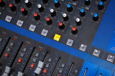 Dengeleyici, ses sistemindeki bir aygıttır. Sesin frekans bandını (frekans) uygun sinyal seviyesine kontrol ve dengelemekten sorumludur. Kullanılabilirliği karşılamak için canlı müzik performansları ve seminer etkinlikleri