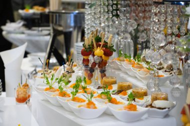 Lüks otellerdeki büfe yemekleri genellikle dünyanın dört bir yanından gelen çeşitli yiyecek seçeneklerini içerir. Genellikle hem tatlı hem de tuzlu yemekler vardır. Vejetaryen ve vejetaryen seçenekleri de dahil. Bazılarının canlı yemek istasyonları var..  