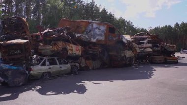 Otoparkta üst üste yığılmış bir grup araç, yüksek varlıklarıyla doğal manzarayı bozuyor.