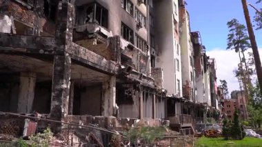 Şiddetli hasar görmüş bir apartman dairesini büyük çaplı bir yıkım sonucu tasvir eden görüntü.