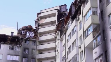 Bombardımandan sonra bir bina yıkıldı. Arkasındaki açık mavi gökyüzünü ortaya çıkardı.. 
